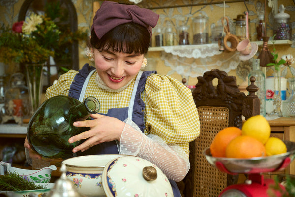 魔女のかなっぺがコーラを作っている写真