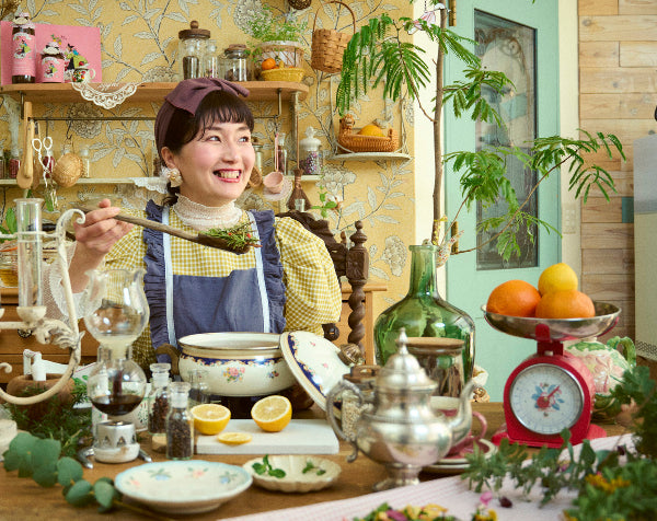 魔女のかなっぺがコーラを作っている写真